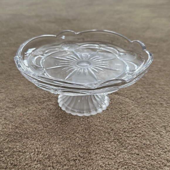 Small pedestal candy dish with shell etchings - Picture 1 of 6